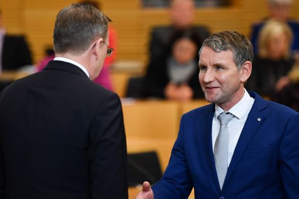 Der neu gewählte Ministerpräsident Bodo Ramelow (l, Die Linke), verweigerte dem AfD-Fraktionsvorsitzenden Björn Höcke den Handschlag nach der Wahl.