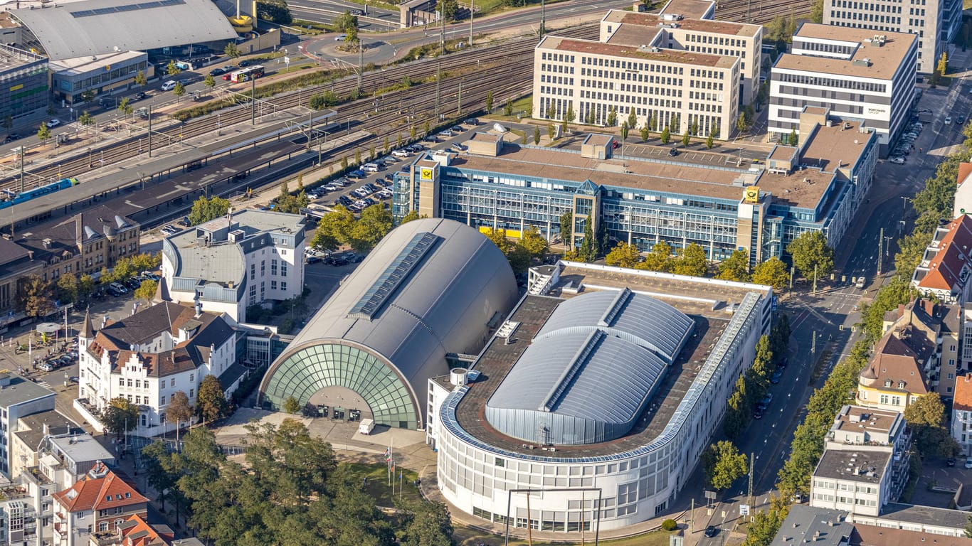 Hauptbahnhof und die Ausstellungshalle aus der Luft (Symbolbild): Bielefeld richtet ein Impfzentrum ein.