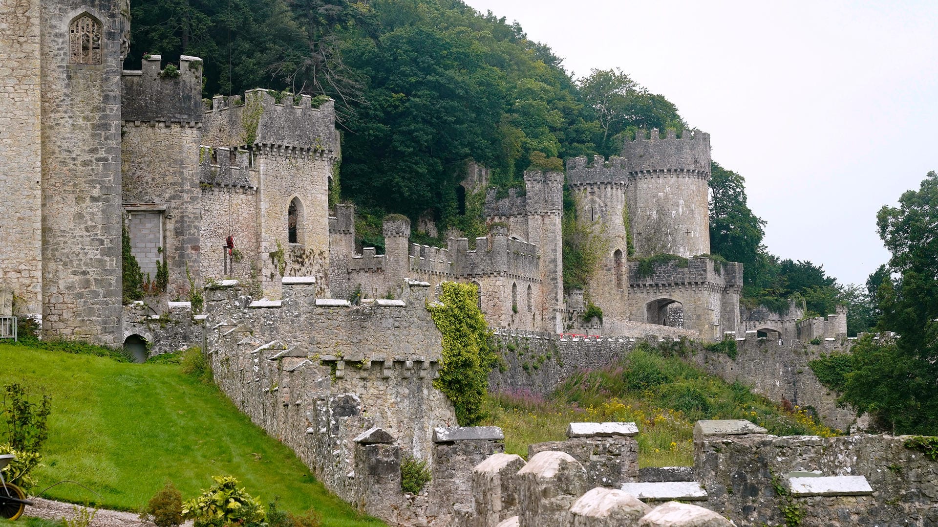 Gwyrch Castle: Hier findet aktuell das britische Dschungelcamp statt.