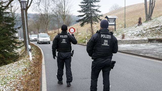 Beamte kontrollieren die einfahrenden Fahrzeuge