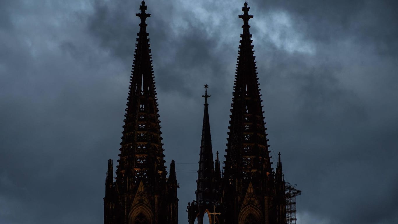 Sturmwolken über dem Kölner Dom: Dem Kölner Dom fehlen durch die Pandemie Einnahmen.
