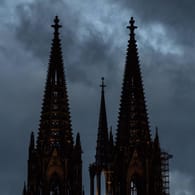 Sturmwolken über dem Kölner Dom: Dem Kölner Dom fehlen durch die Pandemie Einnahmen.