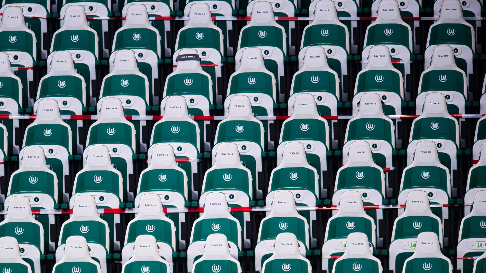 Leere Ränge in Stadion in Wolfsburg (Symbolbild): Schon im Frühjahr gab es Sparmaßnahmen.