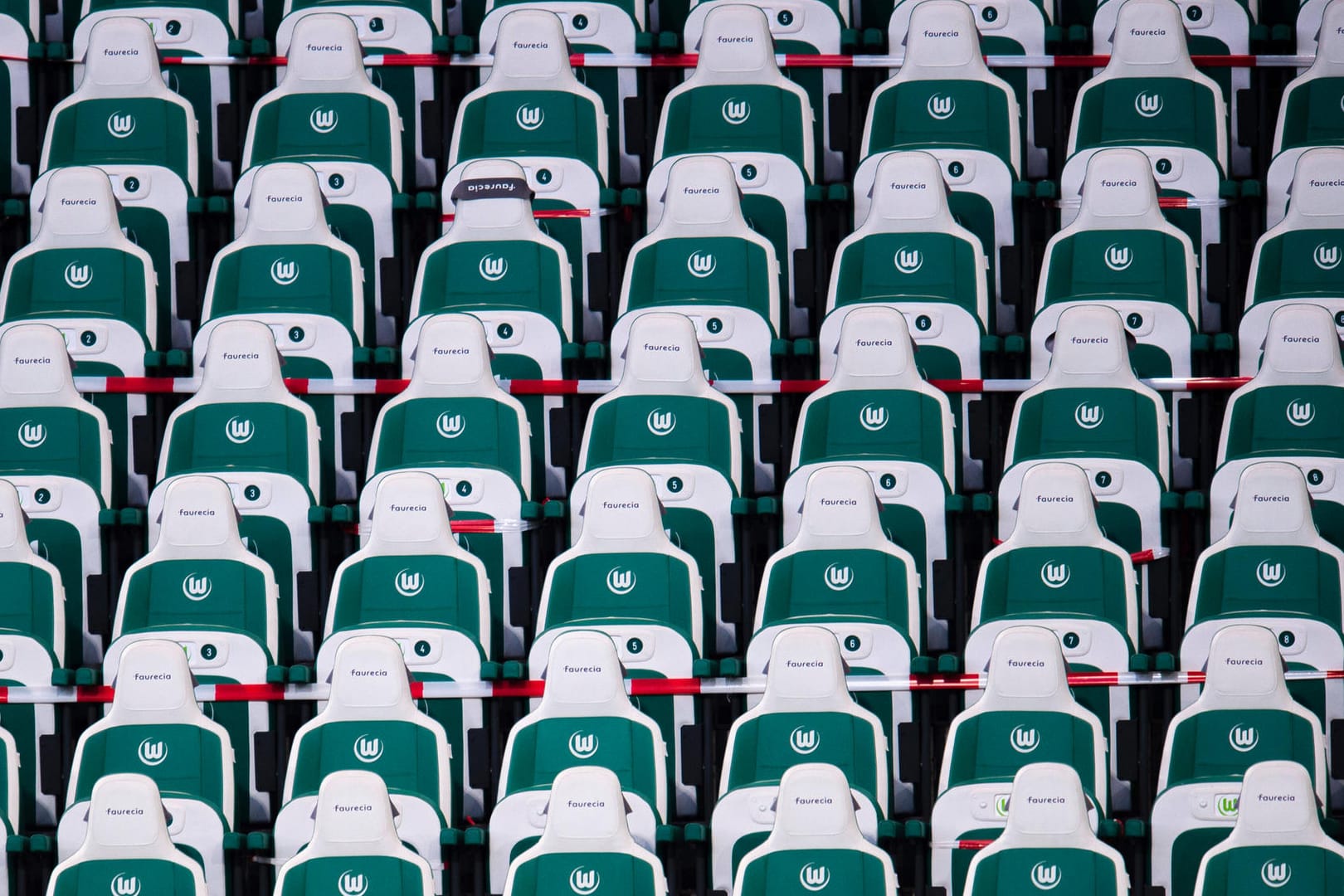 Leere Ränge in Stadion in Wolfsburg (Symbolbild): Schon im Frühjahr gab es Sparmaßnahmen.