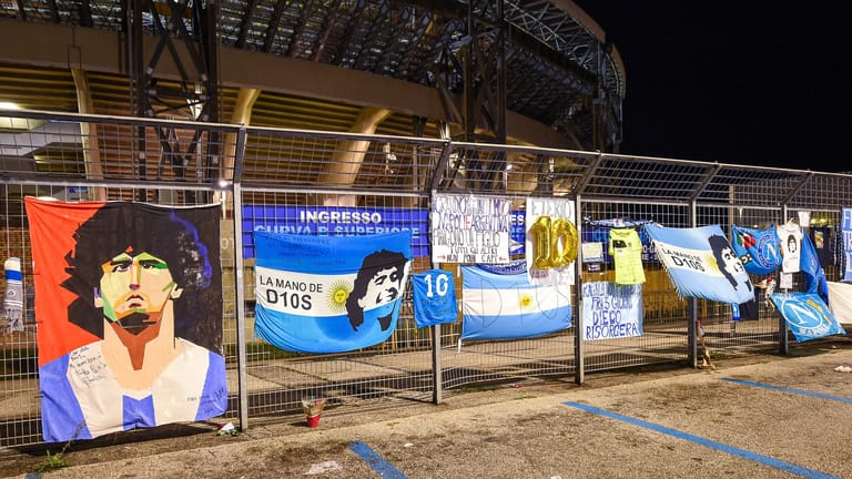 Gedenken vor dem Stadion: Mit Bannern und Postern erinnerten die Neapel-Fans an Diego Maradona.