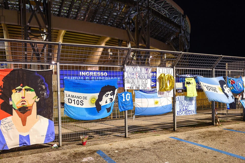 Gedenken vor dem Stadion: Mit Bannern und Postern erinnerten die Neapel-Fans an Diego Maradona.