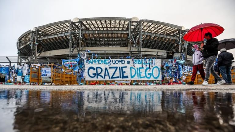 Das "Stadio San Paolo" in Neapiel wird in "Stadio Diego Armando Maradona" umbenannt.