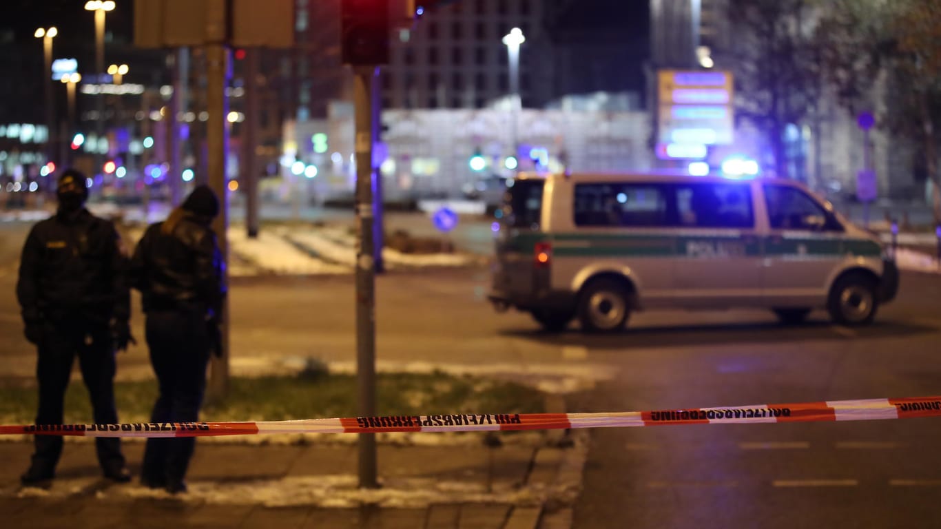 Ein Fahrzeug der Polizei steht hinter Flatterband im abgesperrten Bereich nahe dem Hauptbahnhof: In der Nürnberger Innenstadt war ein verdächtiger Gegenstand gefunden worden.