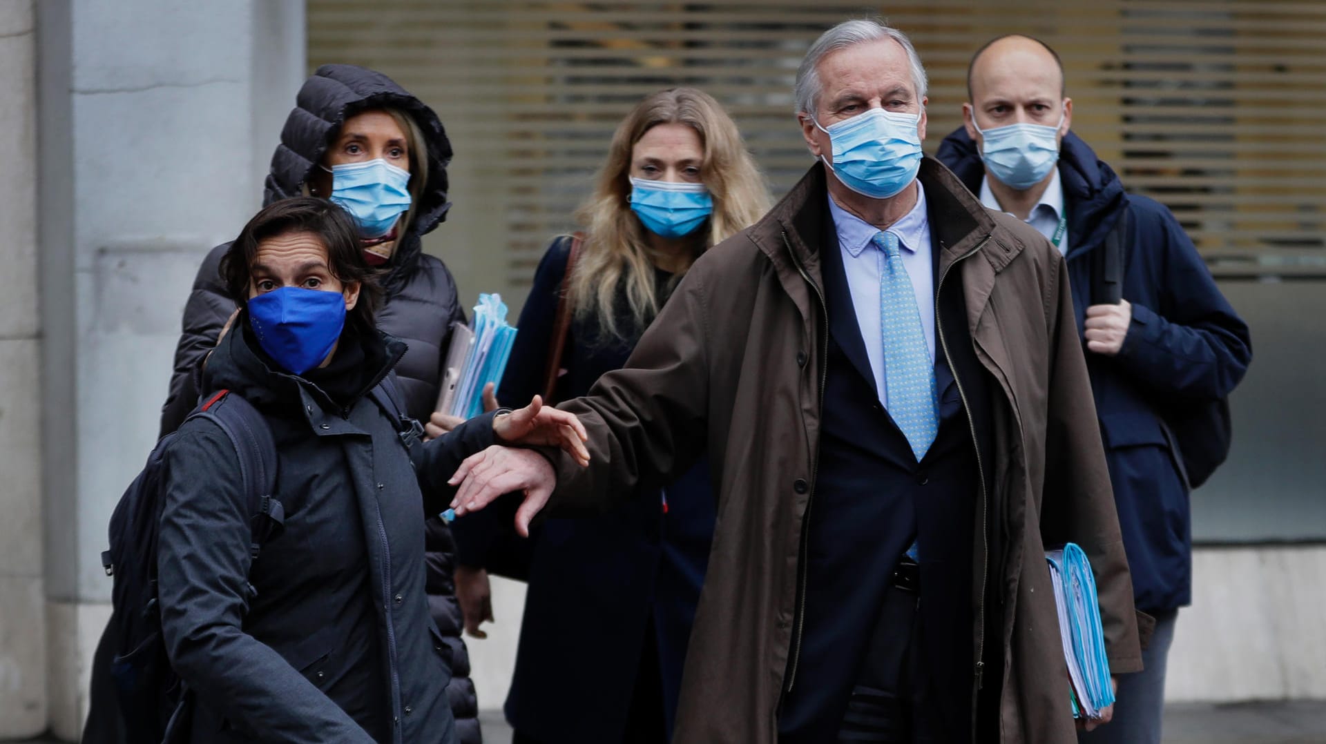 Freitag in London: EU-Chefunterhändler Michel Barnier und sein Team sind auf dem Weg zu den Verhandlungen mit der britischen Seite.