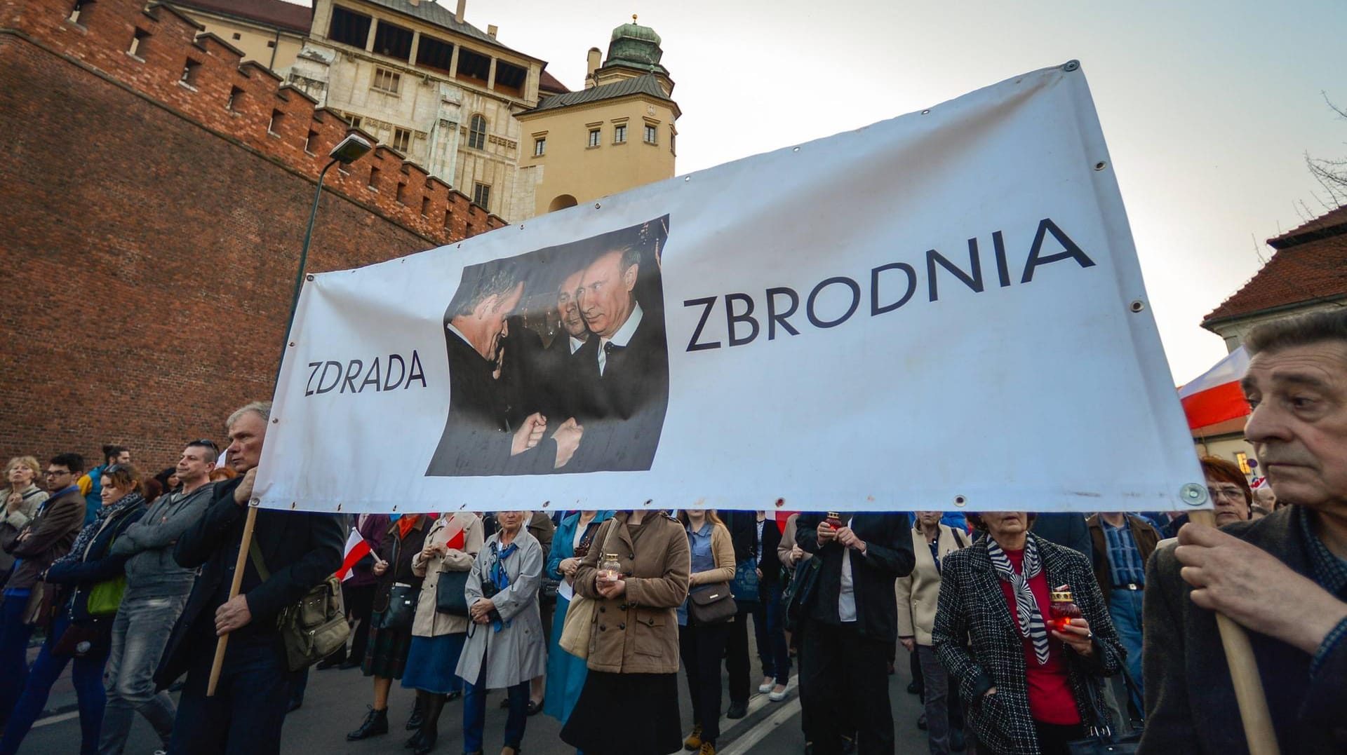 April 2017: Bei einem Marsch im Gedenken an die Opfer des Smolensk-Unglücks in Krakau tragen Teilnehmer ein Banner, dass den Mythos von der Verschwörung von Putin und Tusk aufgreift.