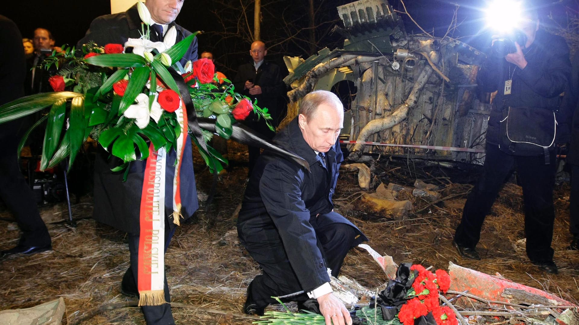 Ausgangspunkt für Verschwörungsmythen: Wladimir Putin, damals russischer Premier, und Polens Regierungschef Donald Tusk legen Blumen an der Absturzstelle in Smolensk nieder.