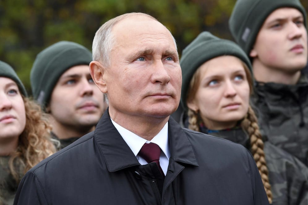 Den Blick auf Warschau gerichtet: Präsident Putin bei einer Zeremonie am Denkmal für Minin und Poscharski in Moskau, den Anführern eines Volksaufstandes gegen die Polen im frühen 17. Jahrhundert.