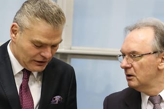 Holger Stahlknecht (l) und Reiner Haseloff: Im Streit um die Erhöhung der Rundfunkbeiträge wurde der Innenminister entlassen.