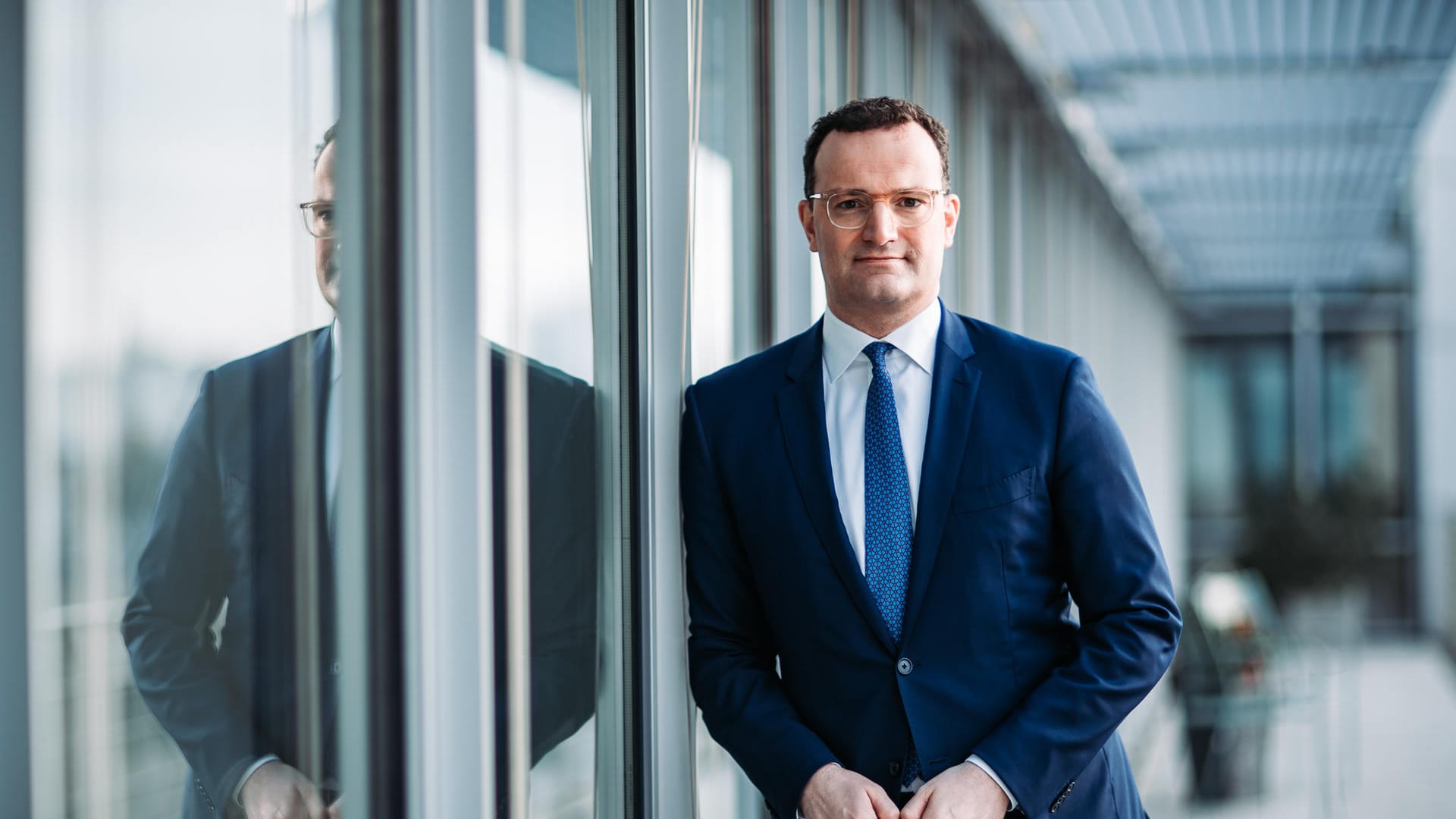 "Werden wir 2030 sagen 'Erinnerst Du Dich noch an 2020, als wir aufhörten, uns die Hände zu schütteln?'": Jens Spahn auf einer Terrasse seines Büros in Berlin.