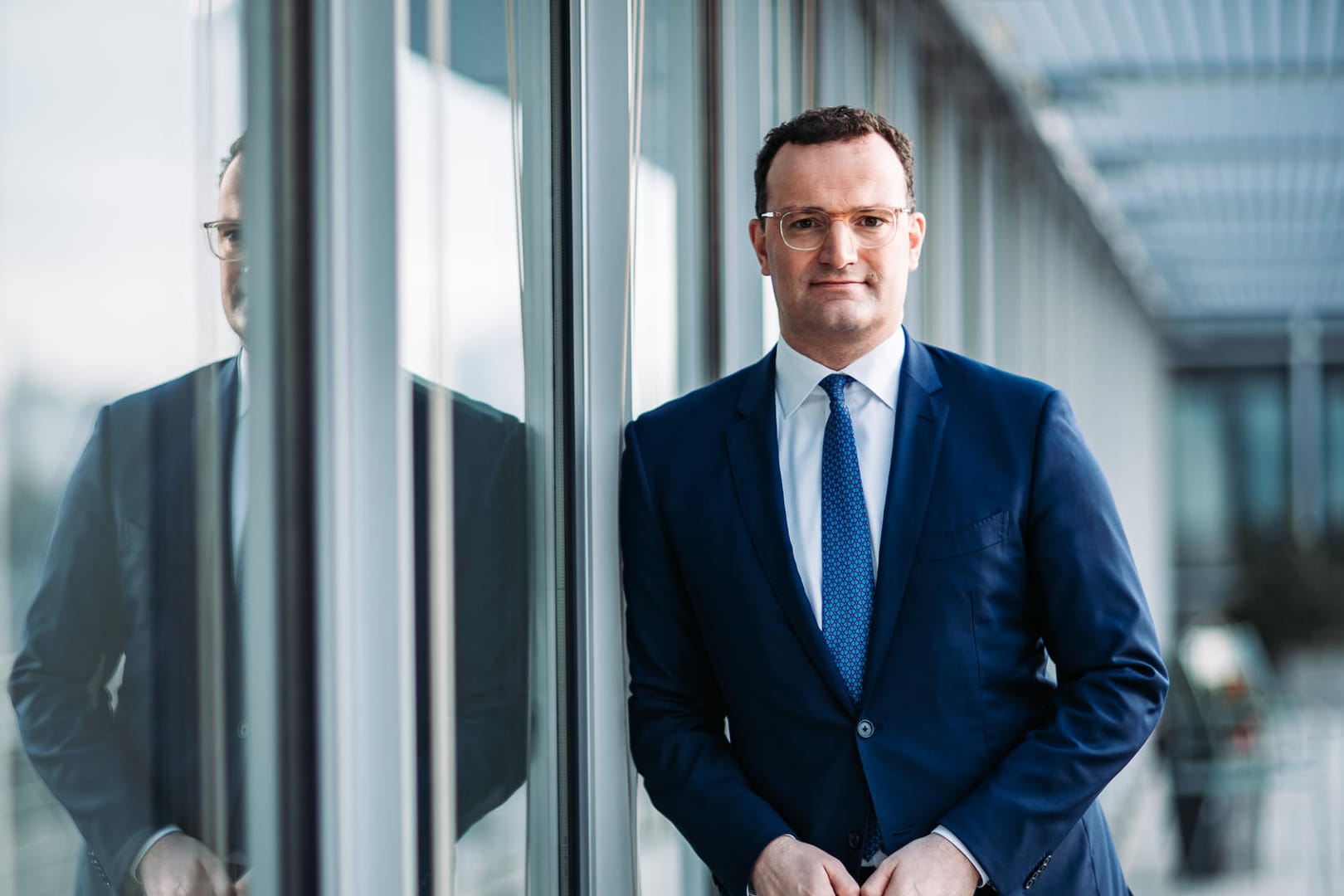 "Werden wir 2030 sagen 'Erinnerst Du Dich noch an 2020, als wir aufhörten, uns die Hände zu schütteln?'": Jens Spahn auf einer Terrasse seines Büros in Berlin.