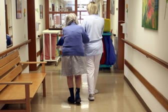 Eine Seniorin und eine Pflegerin in einem Münchner Altenheim (Symbolbild): In der Corona-Krise sollen auch Gastro-Mitarbeiter in Kliniken und Pflegeheimen aushelfen.