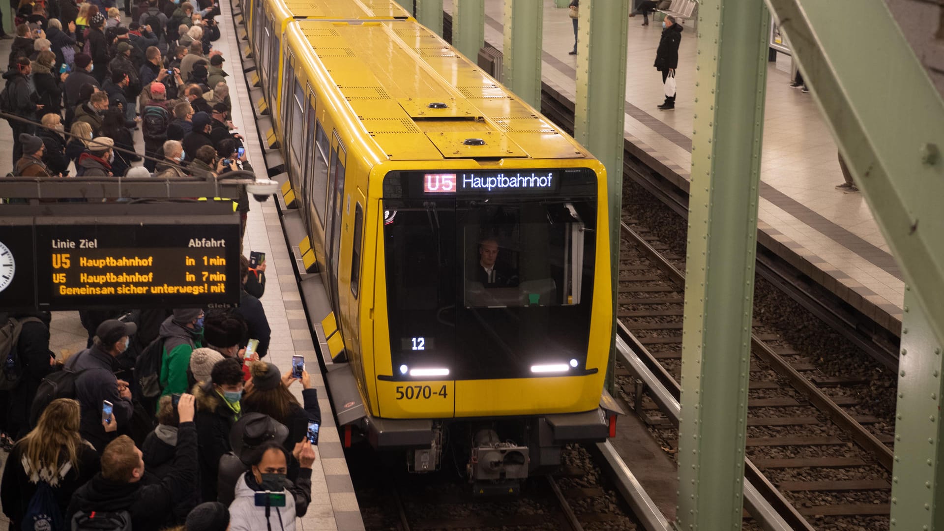 Menschen stehen am Bahnhof Alexanderplatz: Sie wollen an der Premierenfahrt der U5 in Richtung Hauptbahnhof teilnehmen.