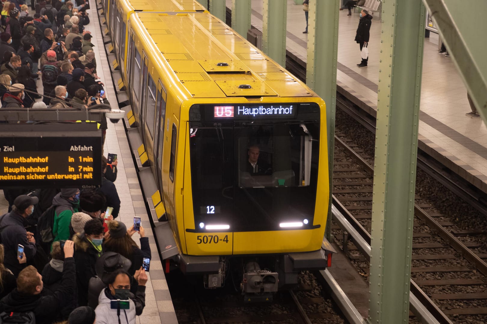 Menschen stehen am Bahnhof Alexanderplatz: Sie wollen an der Premierenfahrt der U5 in Richtung Hauptbahnhof teilnehmen.