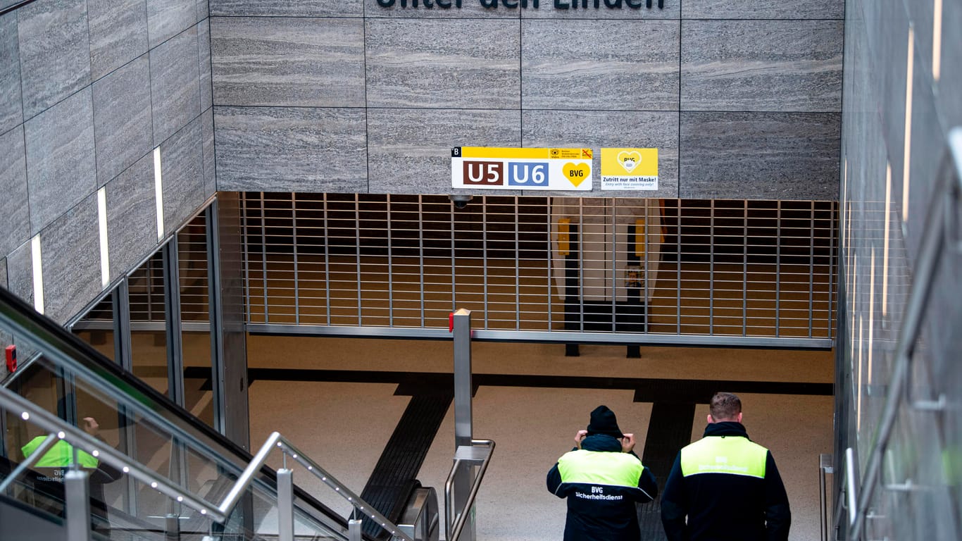 Zwei BVG-Mitarbeiter gehen zum Eingang des U-Bahnhofs Unter den Linden: Der Halt liegt an der neuen U5-Strecke.