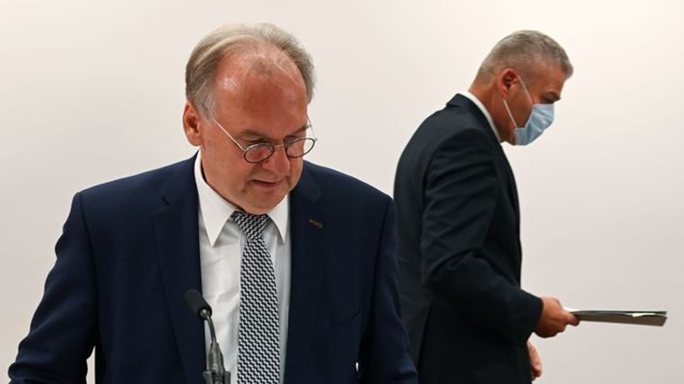 Ministerpräsident Reiner Haseloff (l) hat seinen Innenminister Holger Stahlknecht entlassen.
