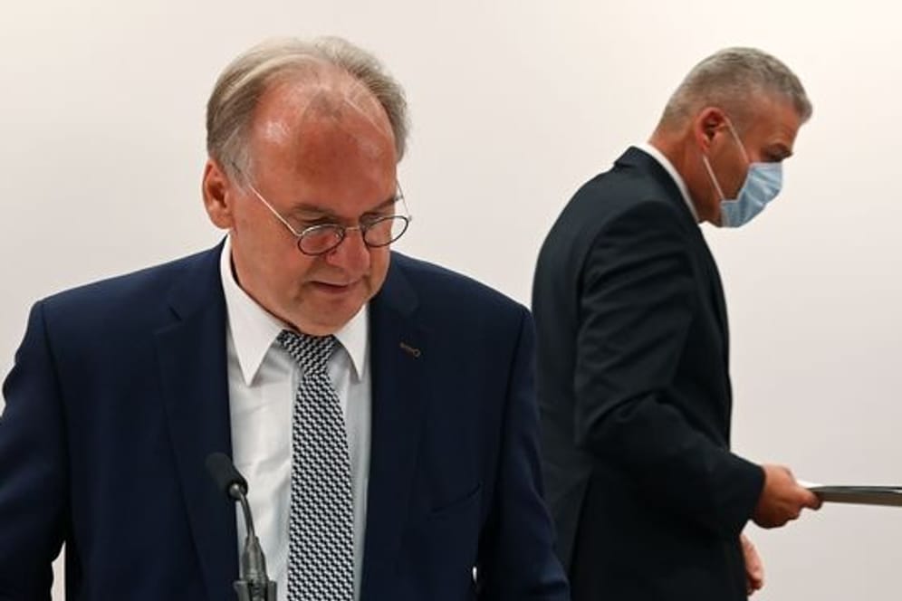 Ministerpräsident Reiner Haseloff (l) hat seinen Innenminister Holger Stahlknecht entlassen.