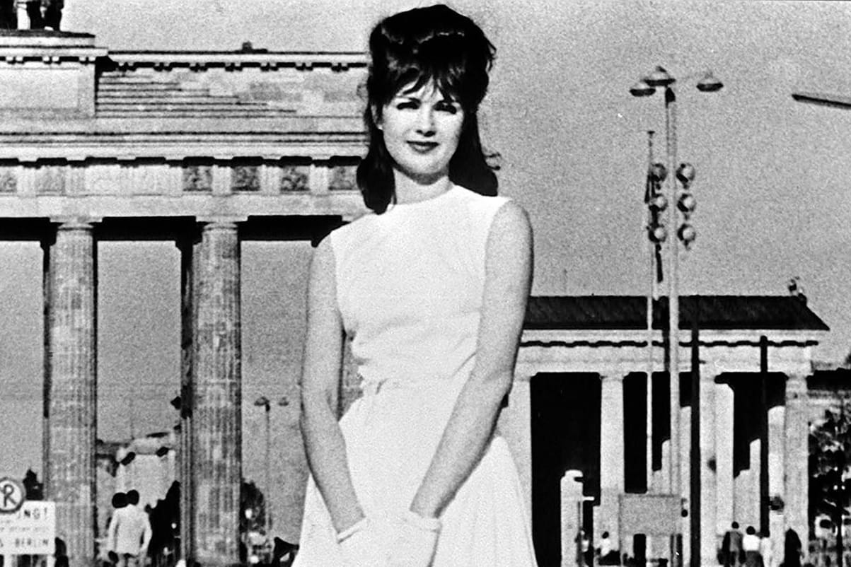 Pamela Tiffin: Die Schauspielerin ist verstorben. Hier ist sie zu sehen im Film "Eins, zwei, drei" von 1961.