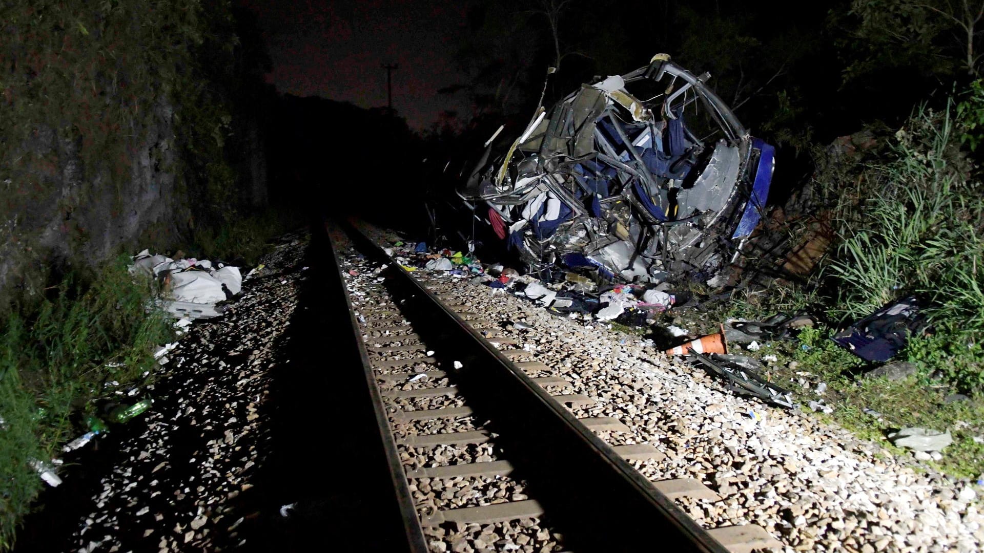Die Unfallstelle in Brasilien: Mindestens 16 Personen starben bei einem Busunglück. Die Unfallstelle in Brasilien: Mindestens 16 Personen starben bei einem Busunglück.