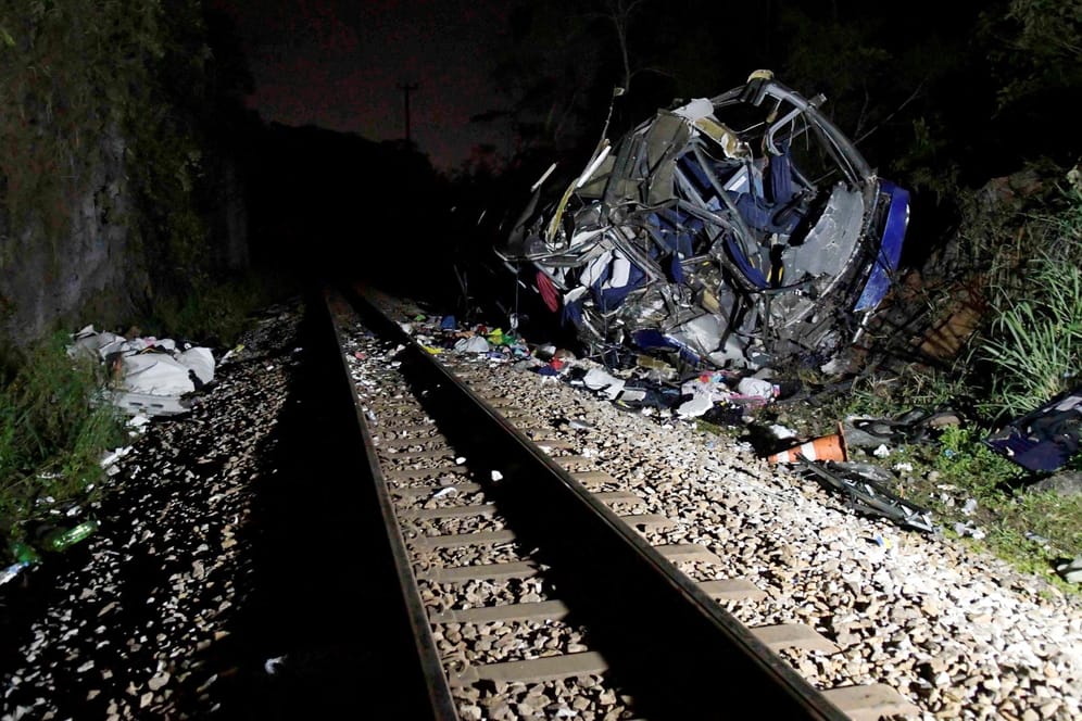 Die Unfallstelle in Brasilien: Mindestens 16 Personen starben bei einem Busunglück.