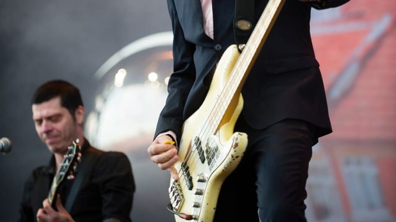 Beatsteaks-Bassist Torsten Scholz (r) glaubt, dass sich in der Band einiges verändern werde, wenn Künstler auch im nächsten Jahr nicht auftreten dürfen.