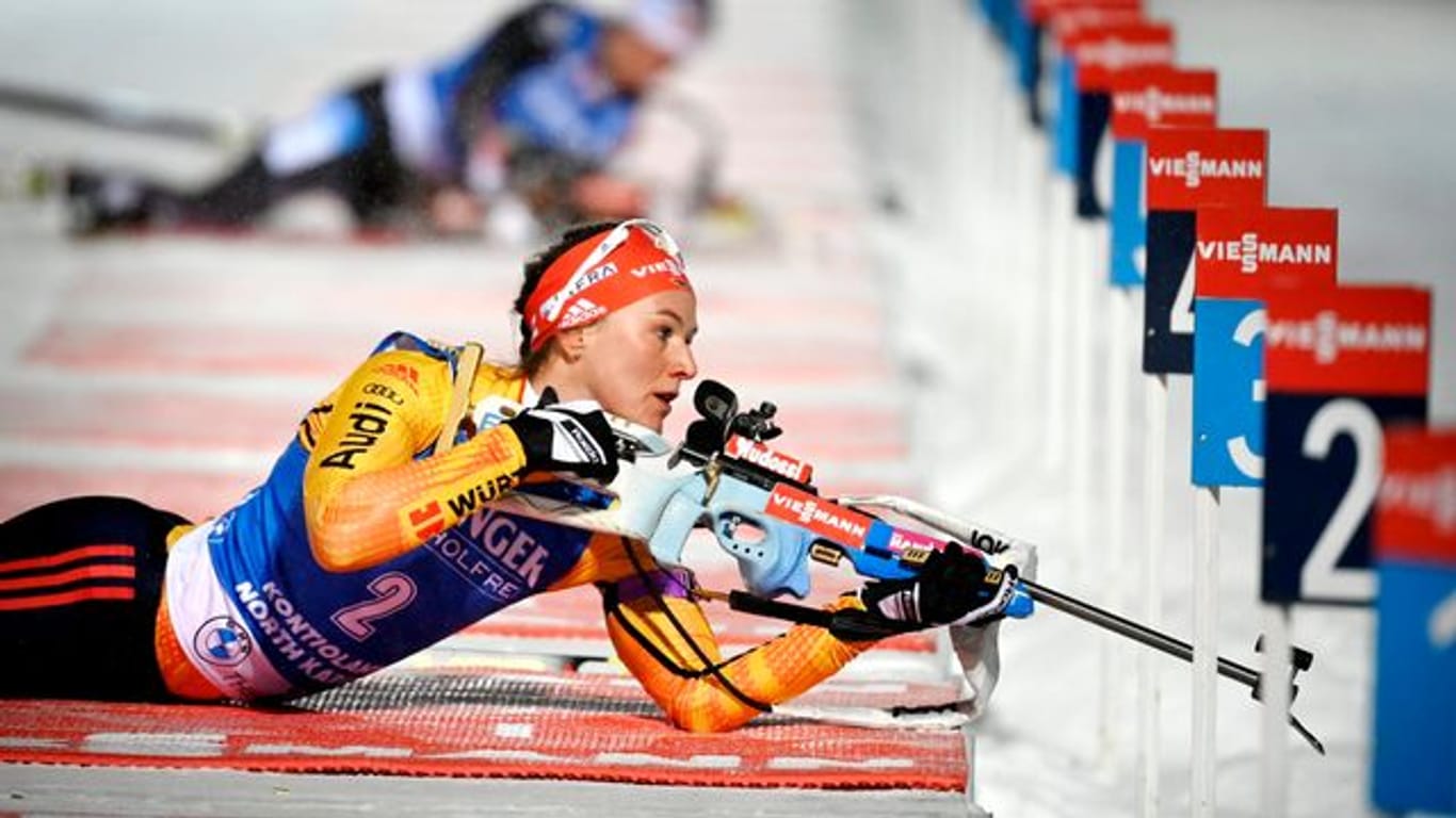 Schlussläuferin Herrmann hat die deutschen Biathletinnen im ersten Staffelrennen des Winters auf Platz drei geführt.