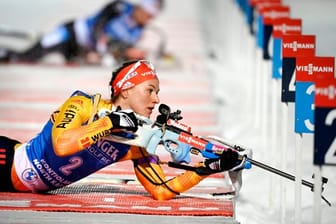 Schlussläuferin Herrmann hat die deutschen Biathletinnen im ersten Staffelrennen des Winters auf Platz drei geführt.