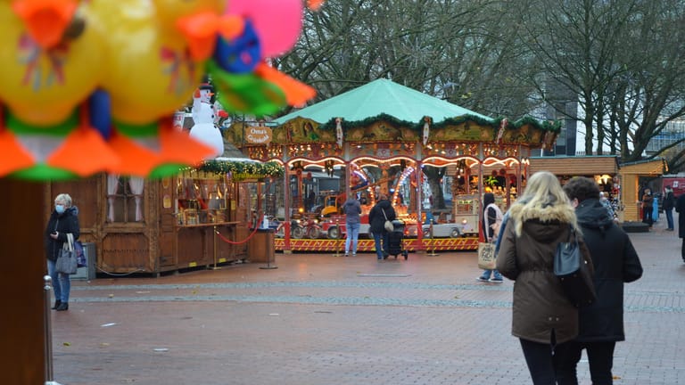 Blick auf den Kieler Weihnachtsmarkt: Wegen der aktuellen Corona-Lage gibt es in diesem Jahr nur eine abgespeckte Version.
