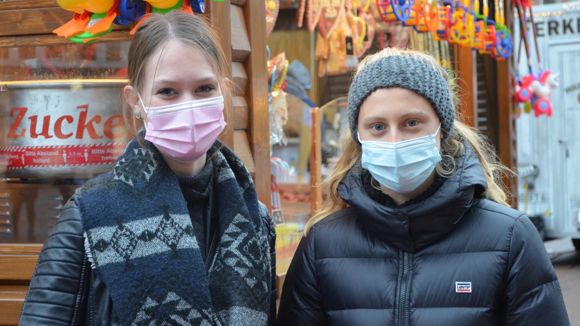 Laura Güstrau und Wencke Hansen: Die jungen Frauen freuen sich, dass überhaupt ein Weihnachtsmarkt stattfinden kann.