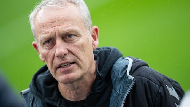 Freiburgs Trainer Christian Streich steht vor dem Spiel im Stadion.