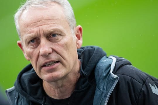 Freiburgs Trainer Christian Streich steht vor dem Spiel im Stadion.