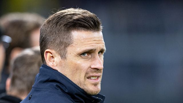 Dortmunds Leiter Lizenzbereich, Sebastian Kehl, steht vor dem Spiel an der Seitenlinie. Dortmunds Leiter Lizenzbereich, Sebastian Kehl, steht vor dem Spiel an der Seitenlinie.
