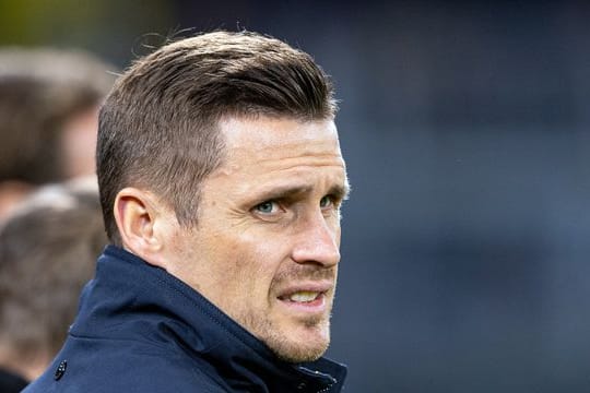 Dortmunds Leiter Lizenzbereich, Sebastian Kehl, steht vor dem Spiel an der Seitenlinie.