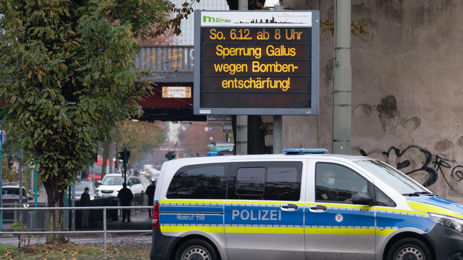 Ein Polizeifahrzeug vor einem Info-Schild: In Frankfurt wird am Sonntag ein Blindgänger entschärft.