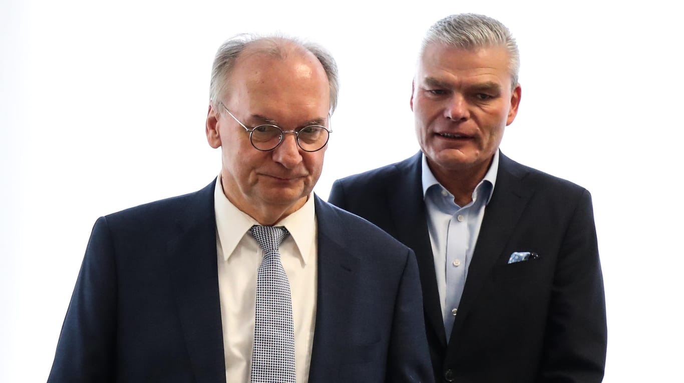Ministerpräsident Haseloff und der entlassene Innenminister Stahlknecht (Archivbild): Die CDU in Sachsen-Anhalt steht vor mehreren Problemen.