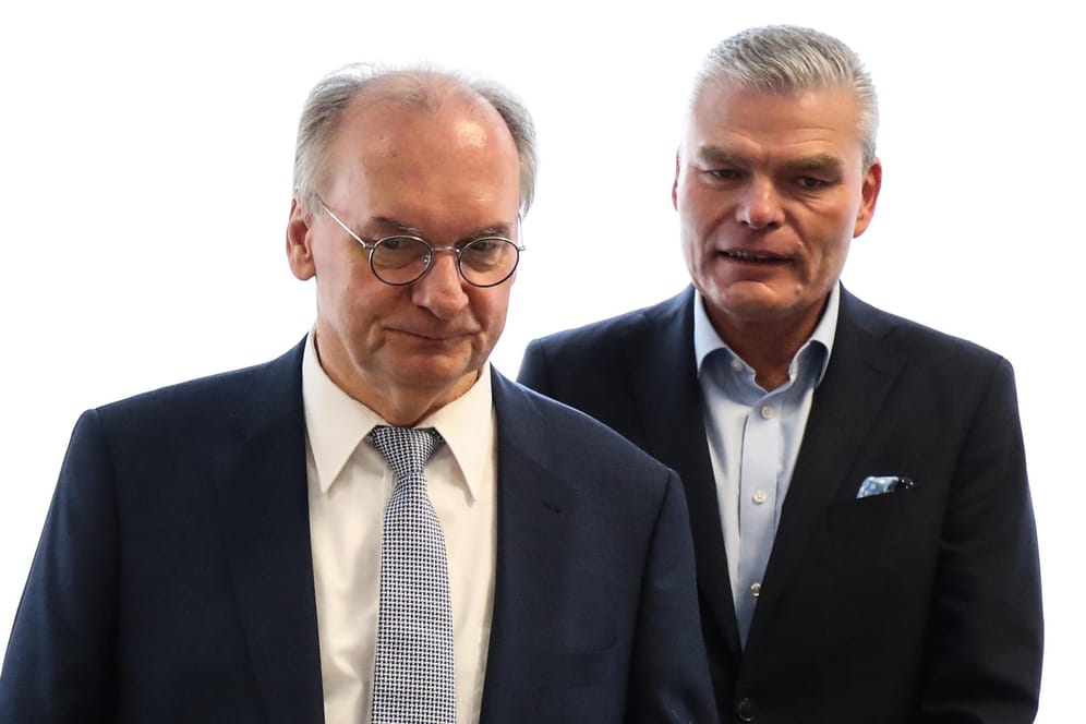 Ministerpräsident Haseloff und der entlassene Innenminister Stahlknecht (Archivbild): Die CDU in Sachsen-Anhalt steht vor mehreren Problemen.