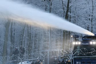 Wasserwerfer im Einsatz: Trotz der Kälte nutzte die Polizei ihn am Samstag im Dannenröder Forst.