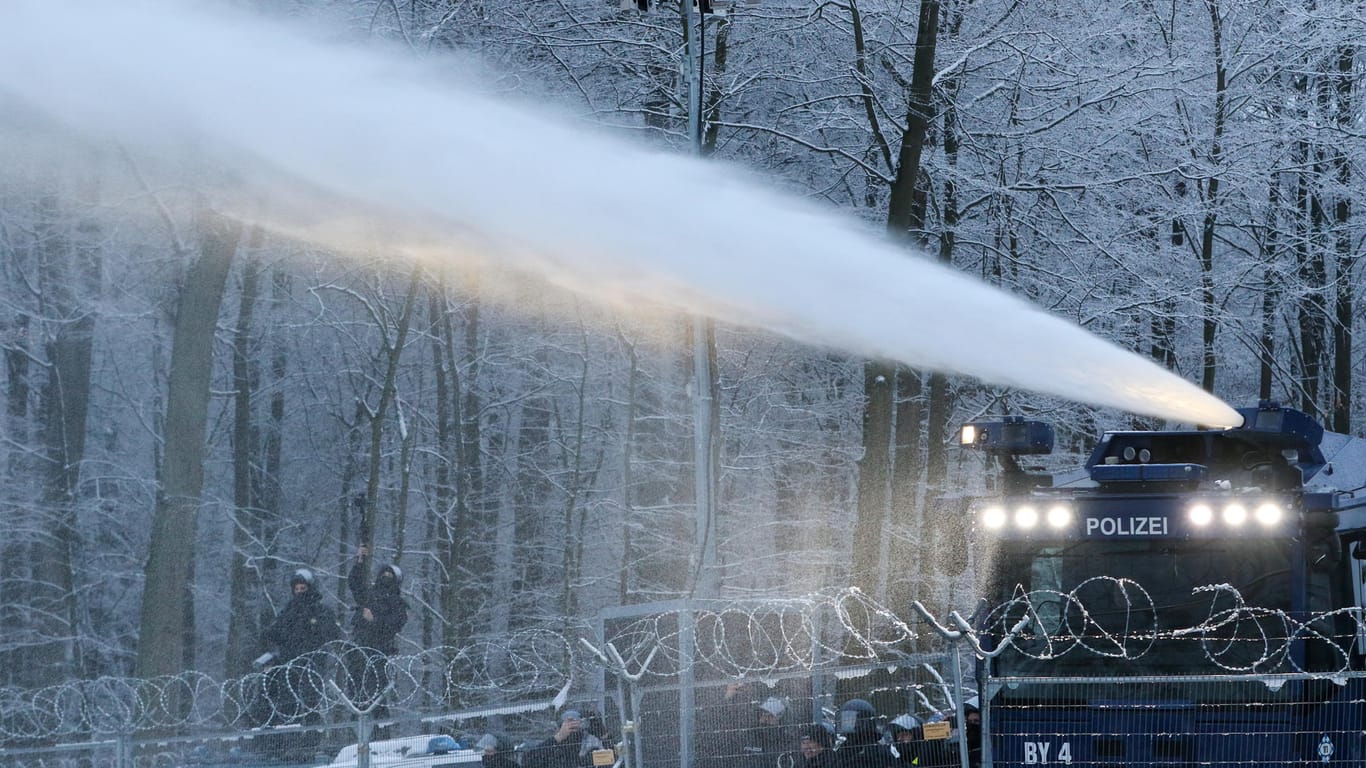 Wasserwerfer im Einsatz: Trotz der Kälte nutzte die Polizei ihn am Samstag im Dannenröder Forst.