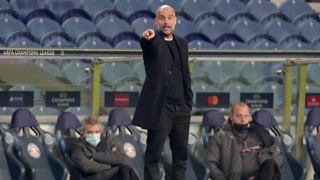 Pep Guardiola, Trainer von Manchester City, gibt an der Seitenlinie während des Spiels Anweisungen an seine Spieler.