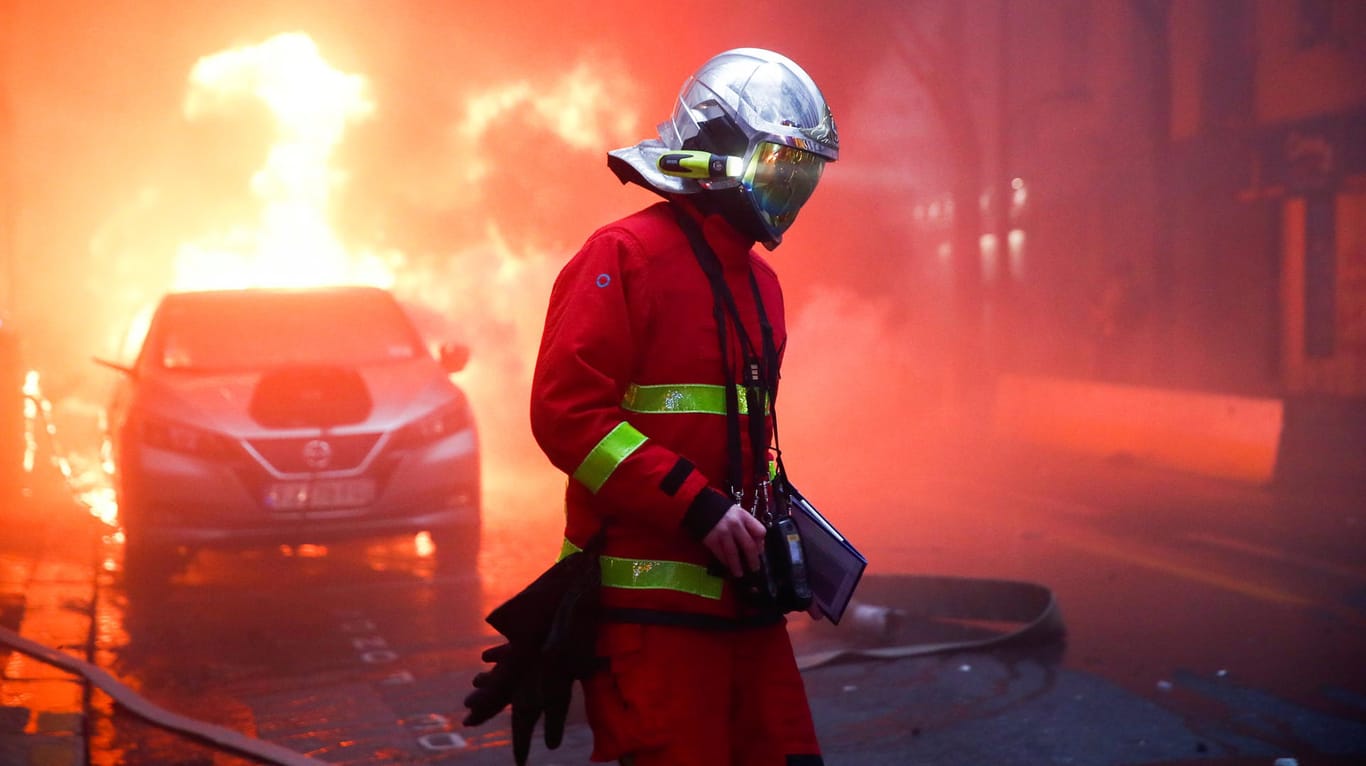 Ein brennendes Auto in Paris: Erneut musste die Feuerwehr an mehreren Orten in der Hauptstadt ausrücken, weil eine Demo gegen das Sicherheitsgesetz eskalierte.