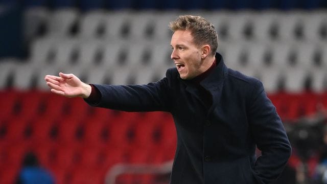 Leipzigs Trainer Julian Nagelsmann gestikuliert während eines Spiels.