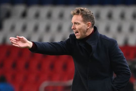 Leipzigs Trainer Julian Nagelsmann gestikuliert während eines Spiels.