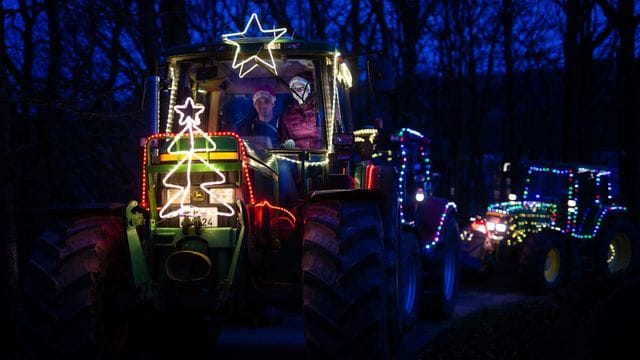 Katrin Abel (r) und Jonas Lichtlinghagen sitzen in ihrem weihnachtlich geschmückten Trecker: Viele Kinder waren begeistert von der Aktion. Katrin Abel (r) und Jonas Lichtlinghagen sitzen in ihrem weihnachtlich geschmückten Trecker: Viele Kinder waren begeistert von der Aktion.
