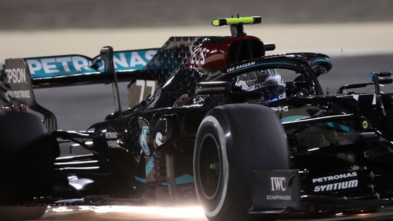 Der Finne Bottas hat die Pole Position für den vorletzten Saisonlauf der Formel 1 in Bahrain erobert.
