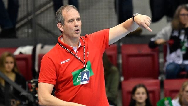 Bundestrainer Henk Groener steht mit den deutschen Handballerinnen in der EM-Hauptrunde.