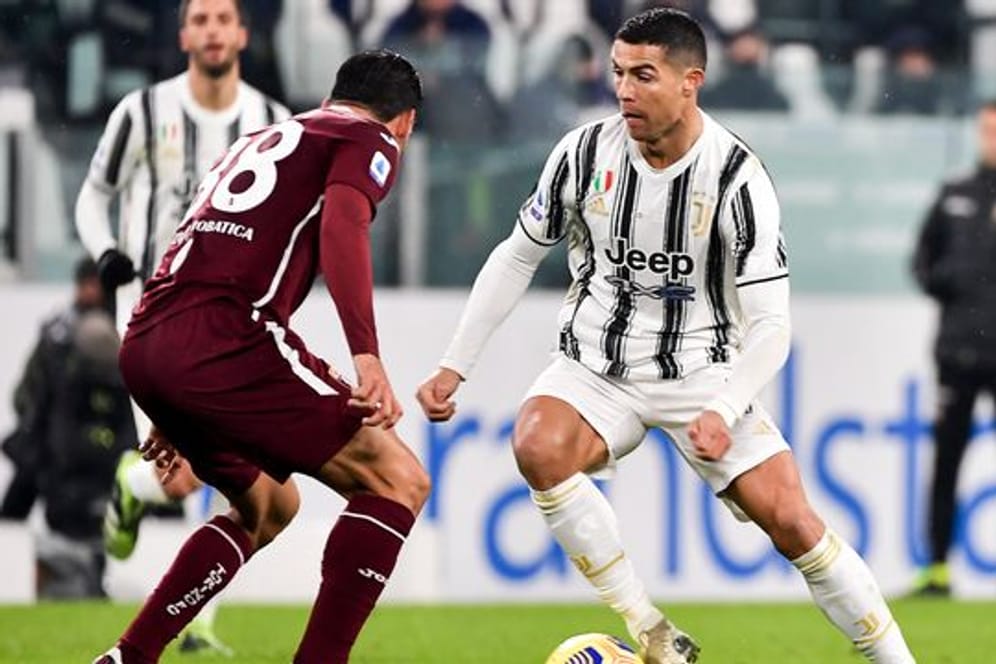 Turins Tomas Rincon und Juventus Cristiano Ronaldo (r) im Zweikampf um den Ball.